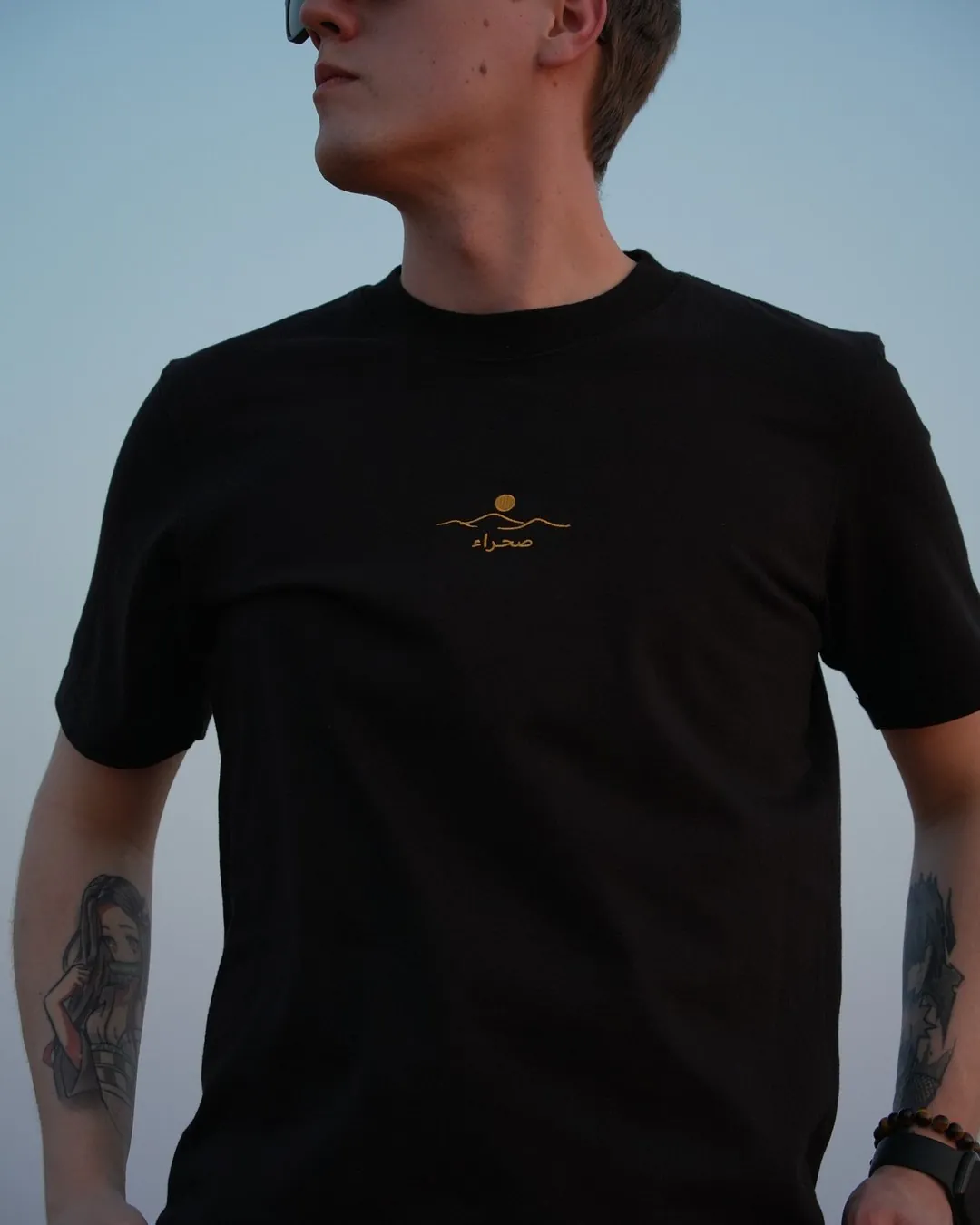 Al Quaa Galaxy — Regular, regular fit, worn in the dunes — the front, showing the set-in shoulder and the classic cut